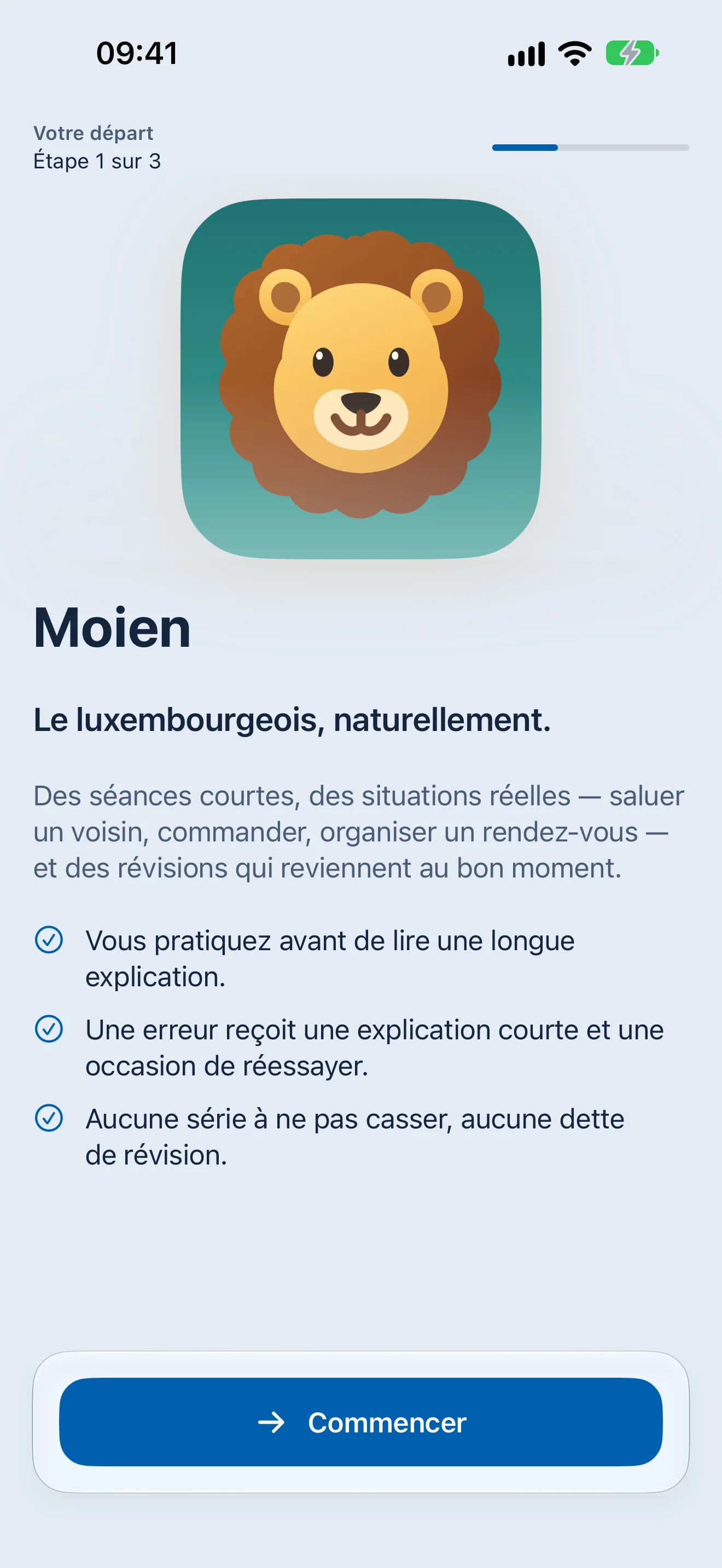 Moien welcome screen showing the app icon, the promise Le luxembourgeois, naturellement. and the Commencer button.