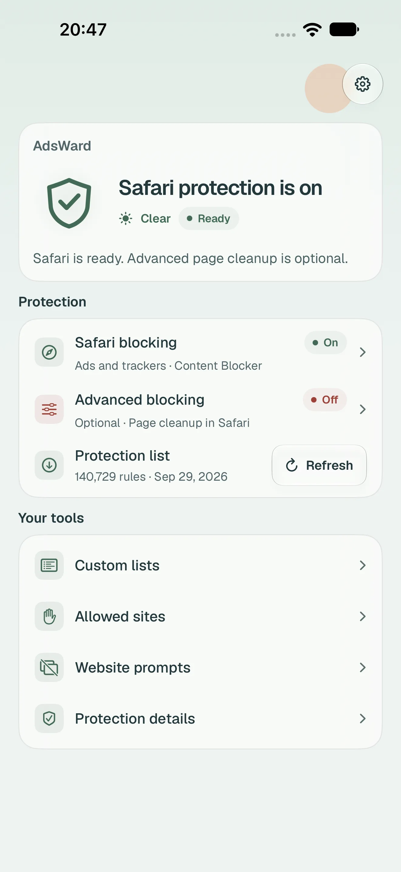 AdsWard dashboard with Safari blocking and Advanced blocking switched on, a Clear readiness verdict and the installed protection list with its Refresh button.